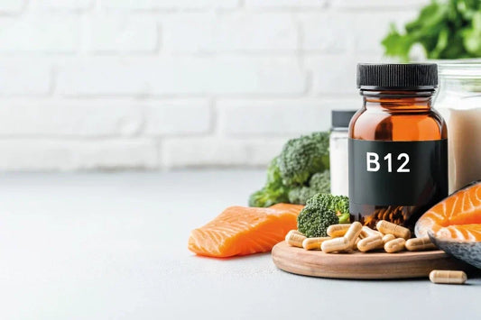 Vitamin-B12-Kapseln von Glycowohl, mit Lebensmitteln, die Vitamin B12 enthalten 