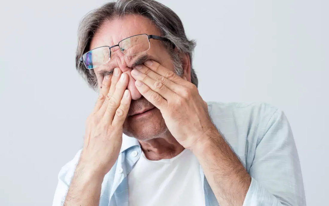 Älterer Mann mit Beschwerden durch B12-Mangel bei Diabetes